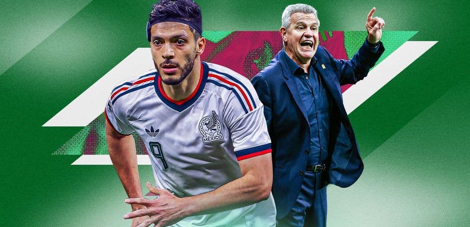 Jugador mexicano corriendo con entrenador en fondo verde
