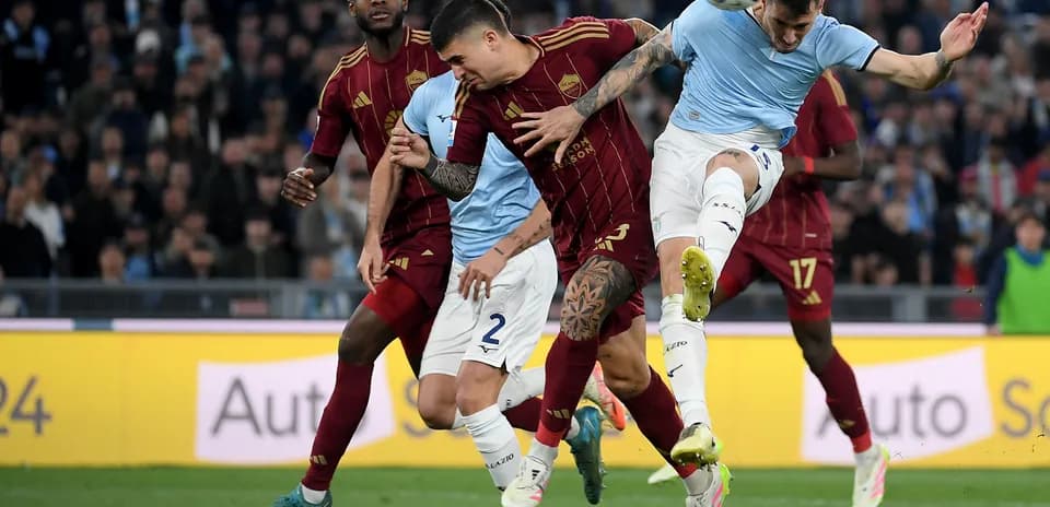 Jugadores de AS Roma y Lazio en acción