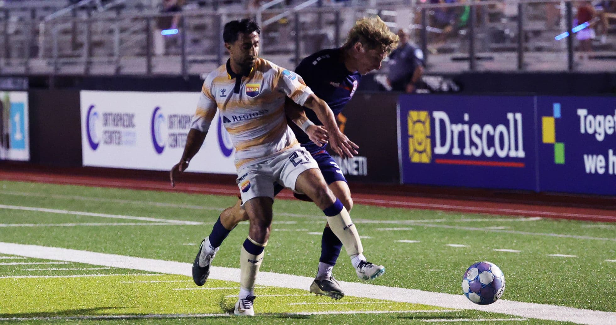 Un jugador de Knoxville controlando el balón