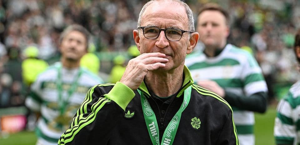 Entrenador con medalla en el campo del Celtic