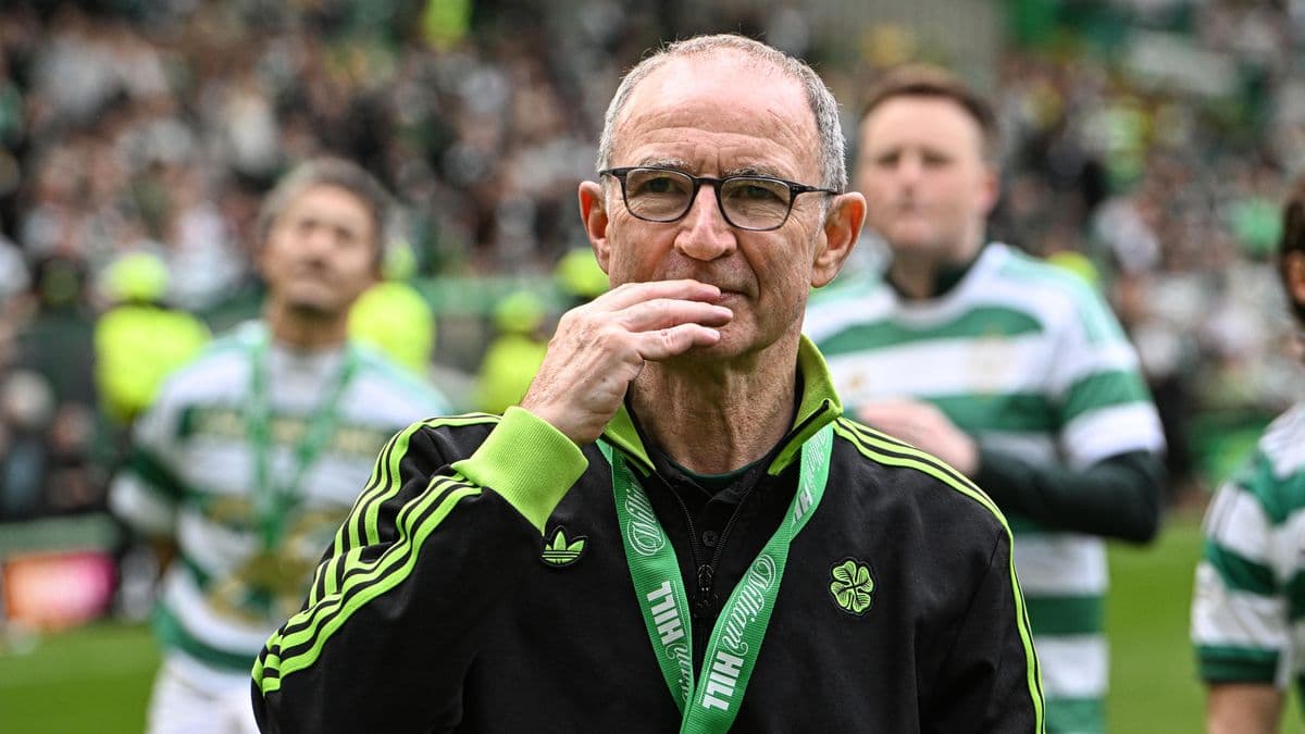 Entrenador con medalla en el campo del Celtic