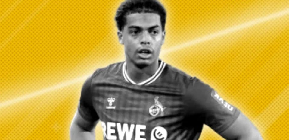 Jugador de fútbol en camiseta de REWE durante entrenamiento