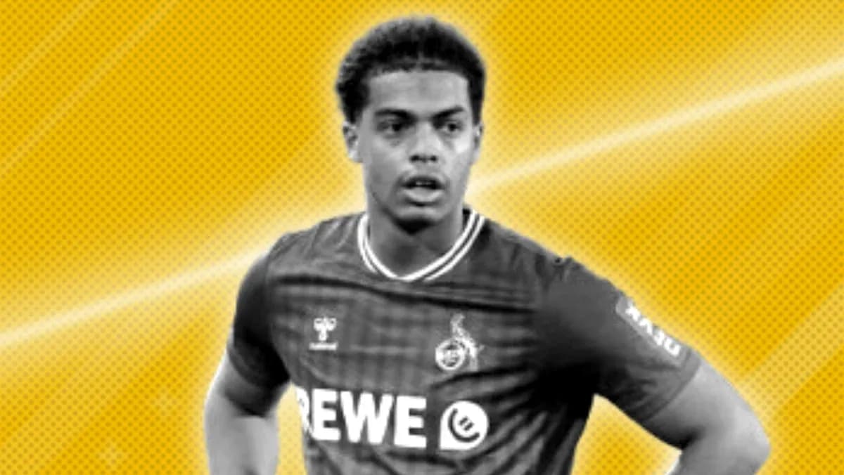 Jugador de fútbol en camiseta de REWE durante entrenamiento
