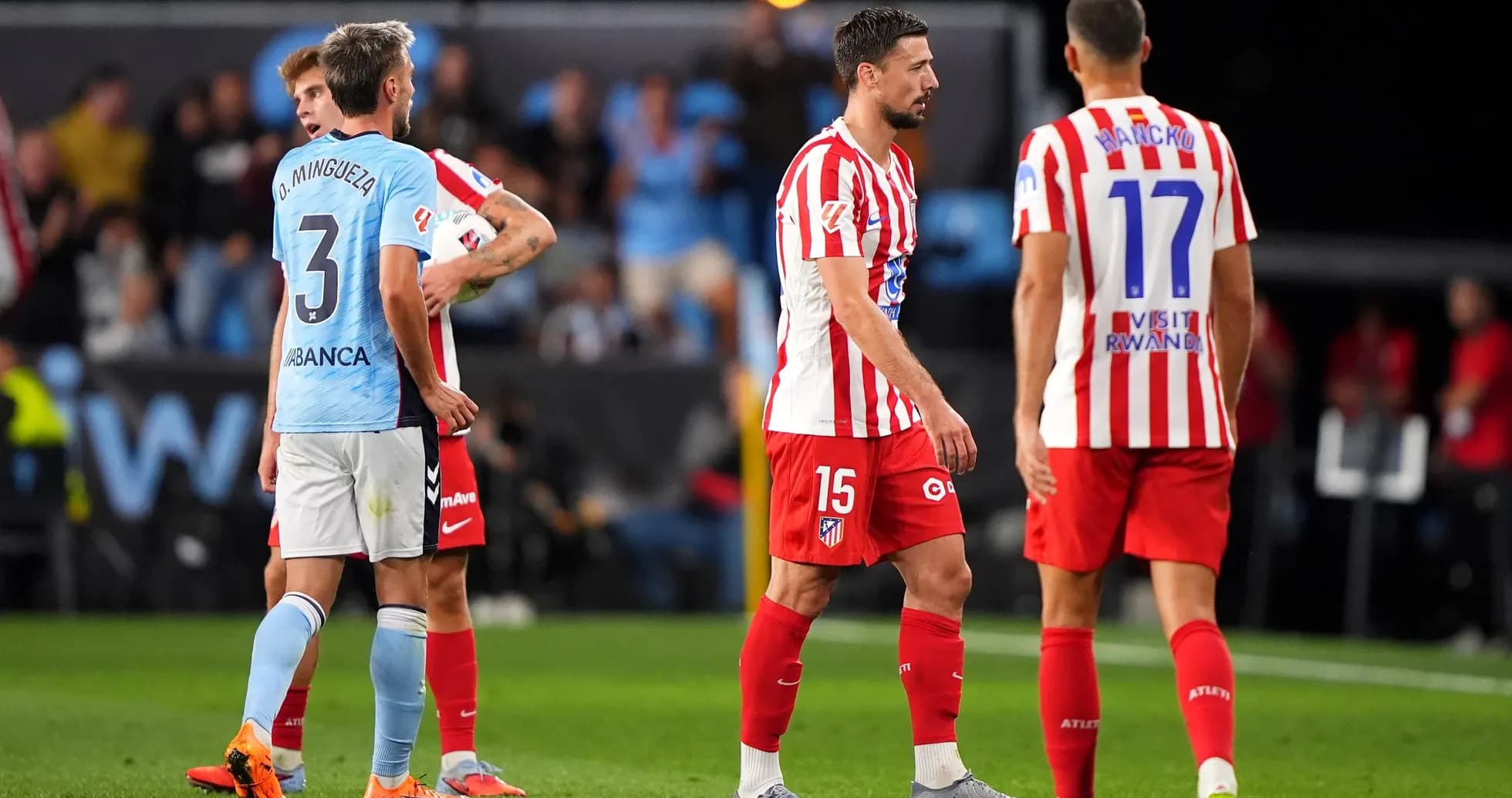 Jugadores de Atlético Madrid y Celta de Vigo en el campo