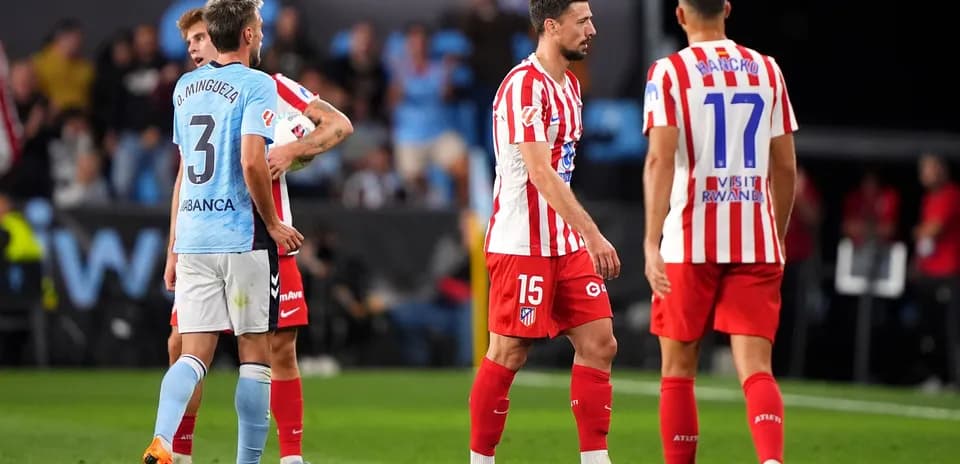 Jugadores de Atlético Madrid y Celta de Vigo en el campo