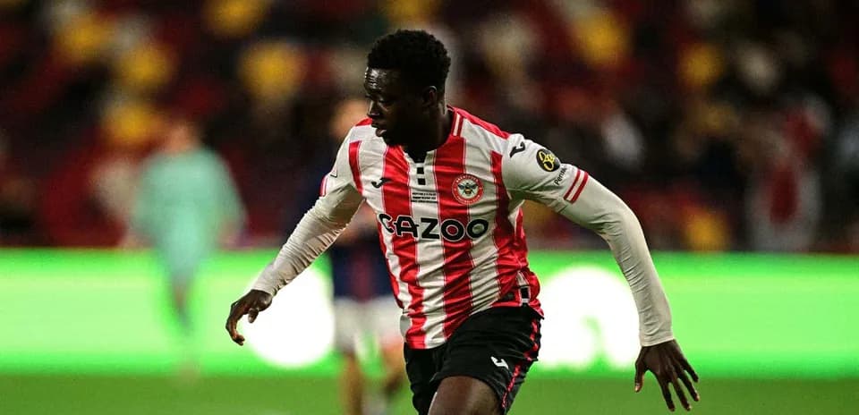 Jugador de Brentford corriendo en el campo de fútbol