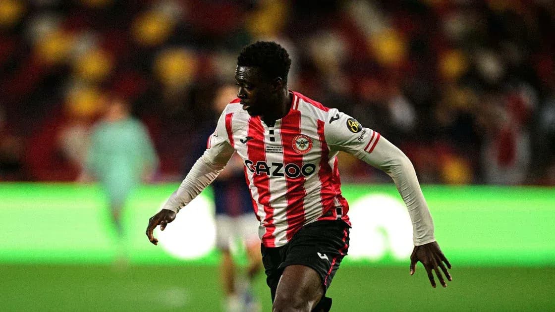 Jugador de Brentford corriendo en el campo de fútbol