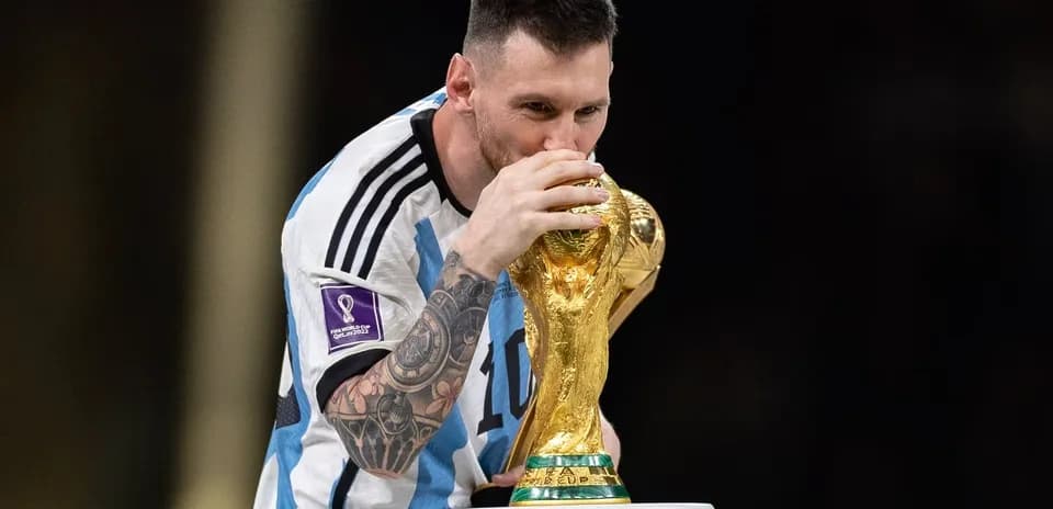 Jugador sosteniendo la Copa del Mundo en celebración