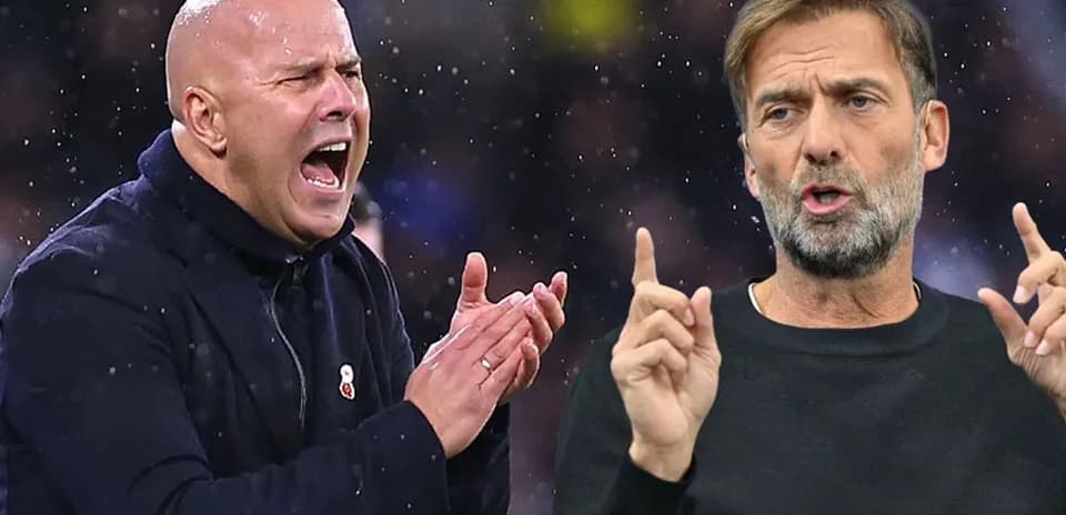 Entrenadores gesticulando durante un partido de fútbol