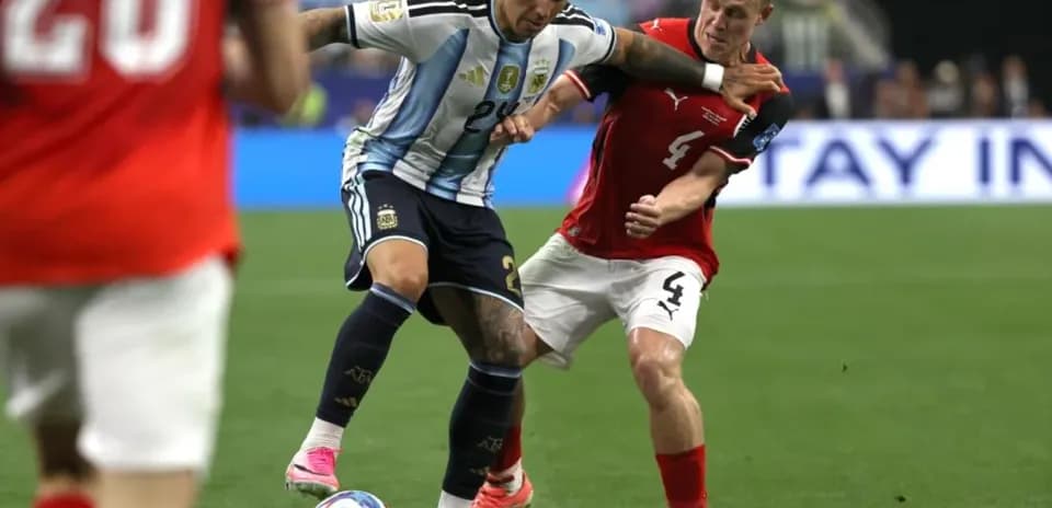 Jugador argentino driblando a defensor austriaco en partido
