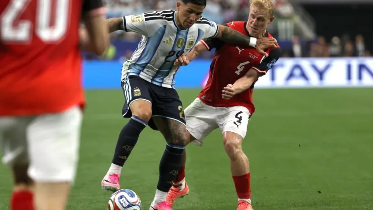 Jugador argentino driblando a defensor austriaco en partido