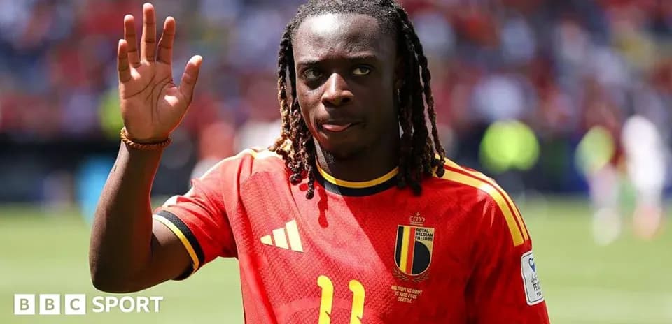 Jugador belga saludando a la afición en el estadio