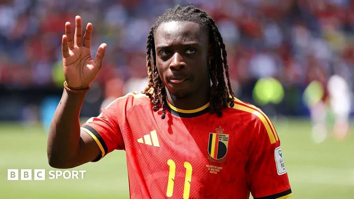 Jugador belga saludando a la afición en el estadio
