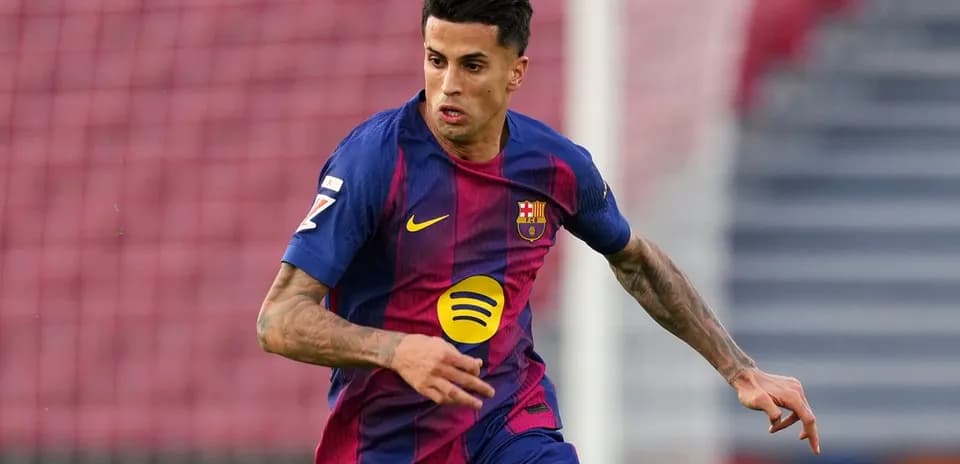 Jugador de Barcelona corriendo con balón en el campo