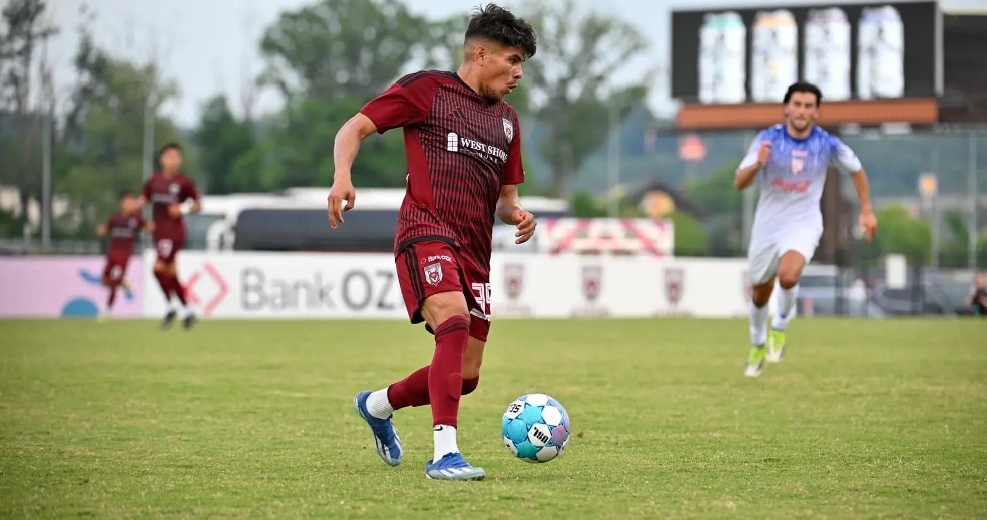 Jugador de Knoxville avanzando con el balón