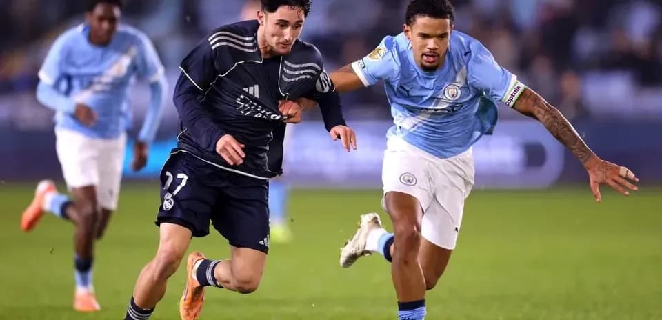 Jugador de Real Madrid persiguiendo a rival de Manchester City