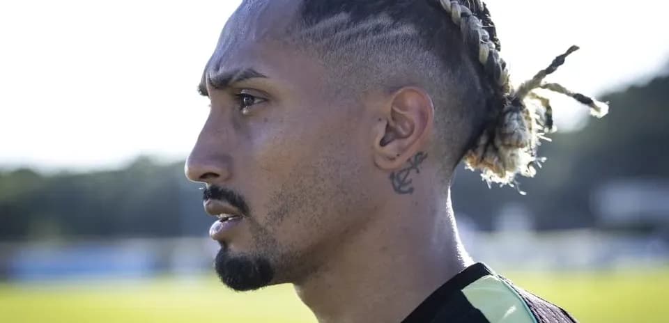 Jugador de fútbol en primer plano en entrenamiento