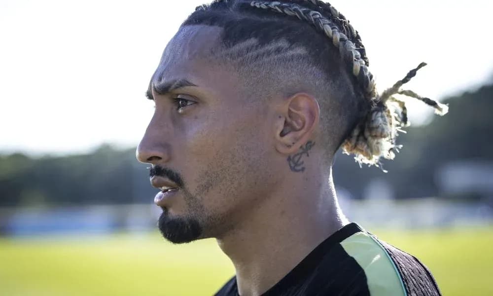 Jugador de fútbol en primer plano en entrenamiento