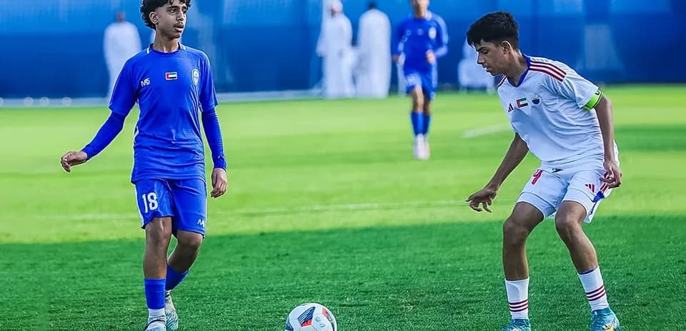 Jugadores en partido de fútbol Al Nasr U23 vs Ajman U23