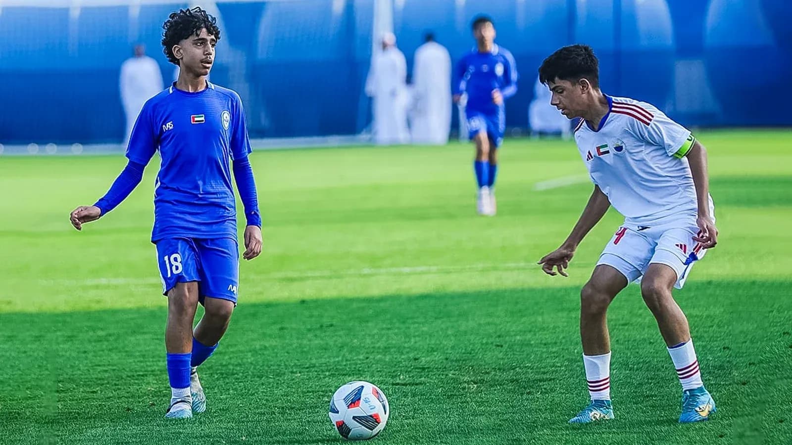 Jugadores en partido de fútbol Al Nasr U23 vs Ajman U23