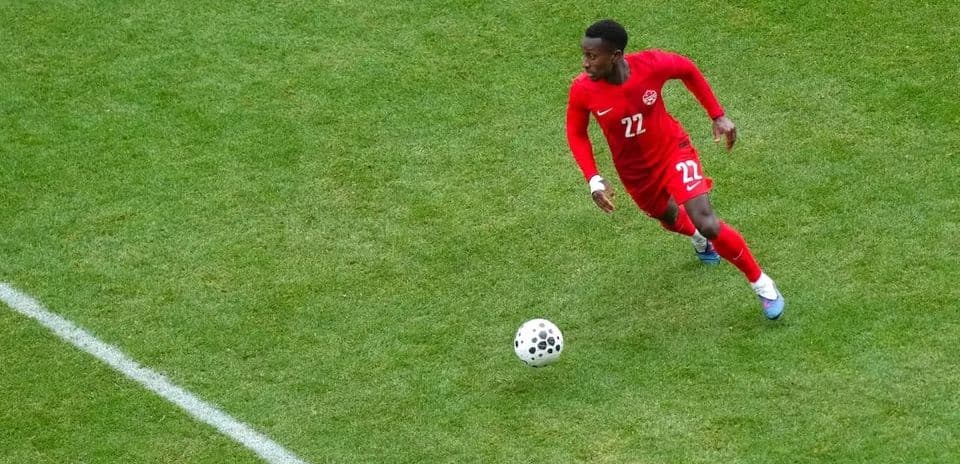 Jugador canadiense en acción durante el partido