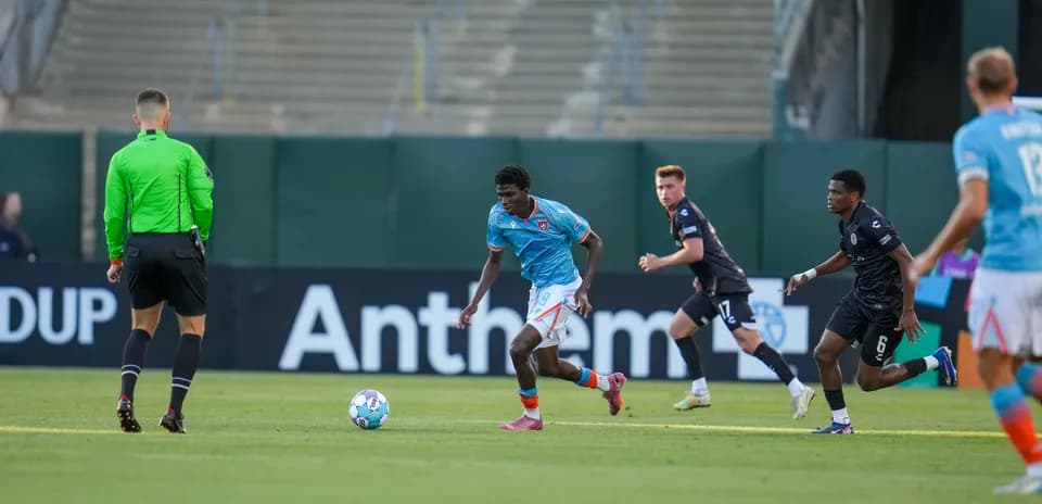 Jugadores de Miami FC en acción durante el partido