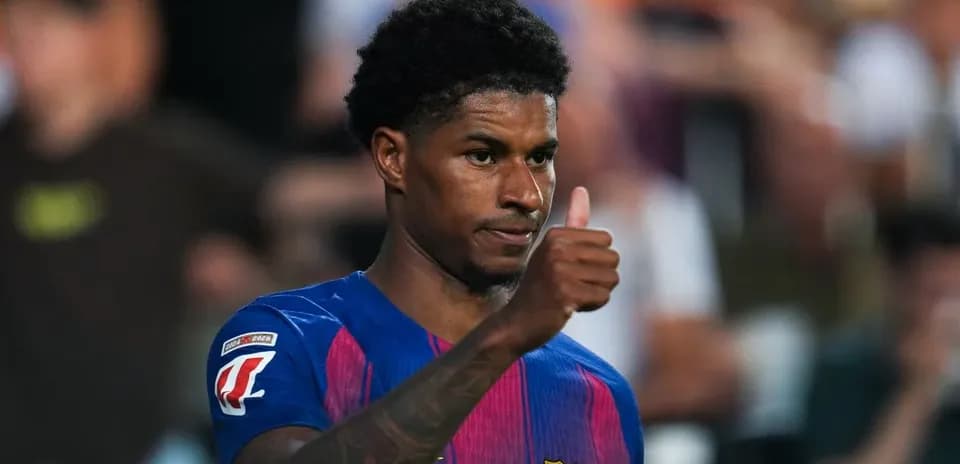Jugador del FC Barcelona mostrando pulgar hacia arriba