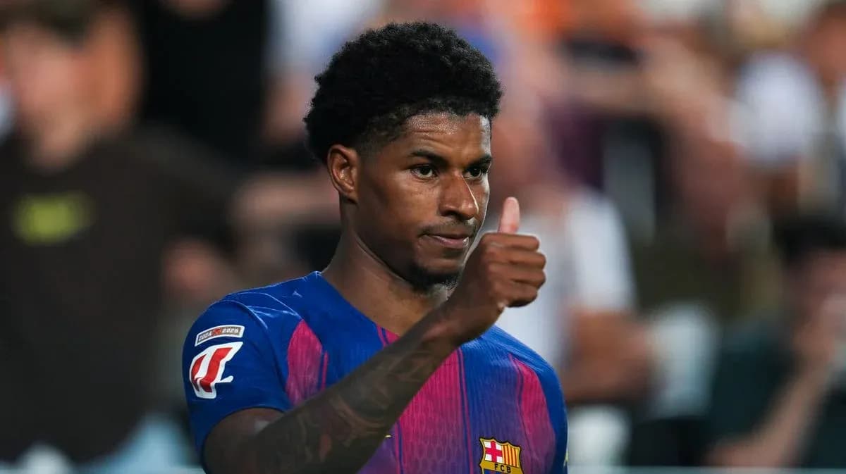 Jugador del FC Barcelona mostrando pulgar hacia arriba