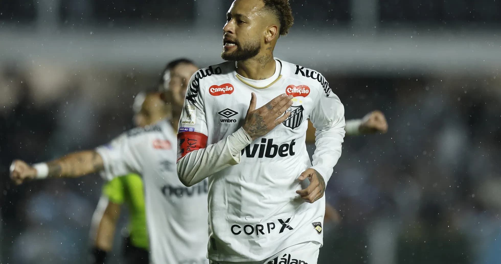 Neymar celebrando un gol con el Santos en la lluvia