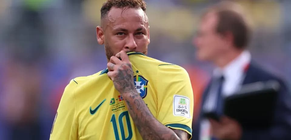 Neymar se toca la camiseta de Brasil en el campo
