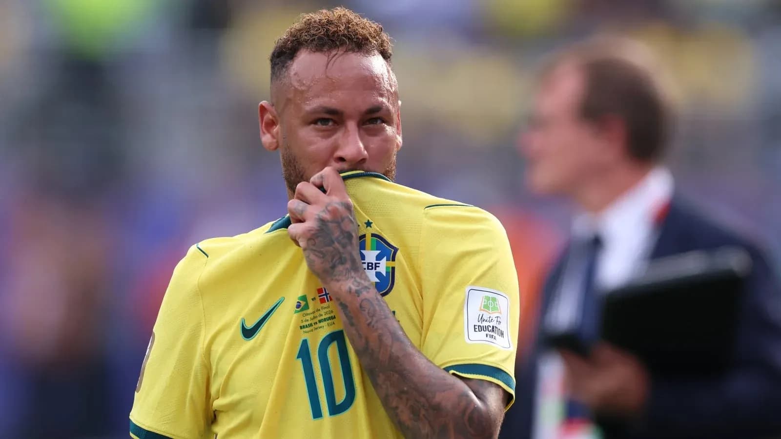 Neymar se toca la camiseta de Brasil en el campo