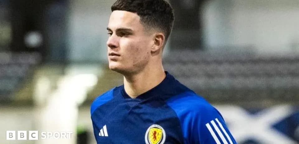 Jugador entrenando con camiseta de Escocia en campo