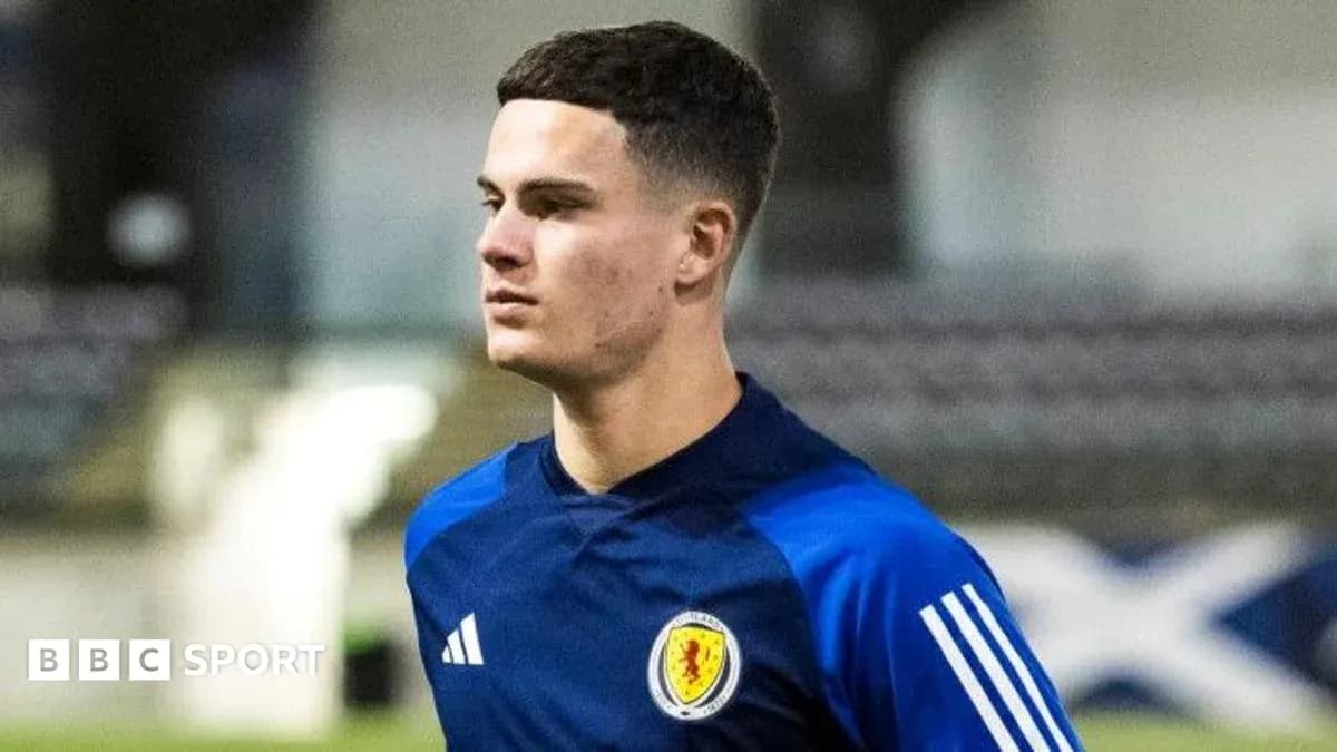 Jugador entrenando con camiseta de Escocia en campo