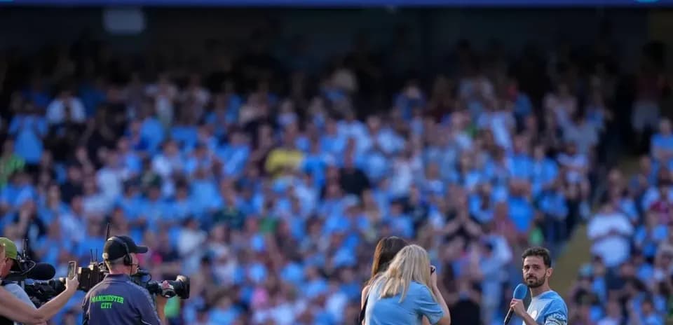 Bernardo Silva hablando ante aficionados en el estadio