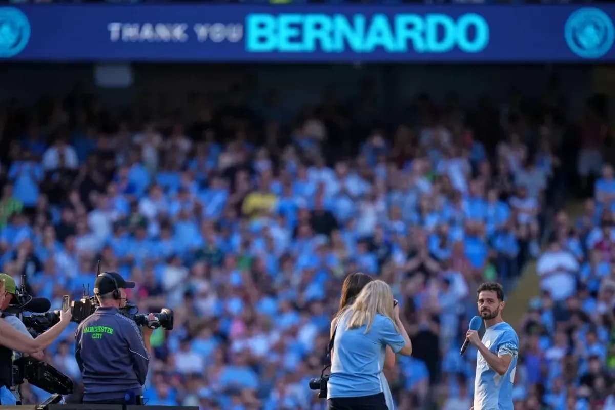 Bernardo Silva hablando ante aficionados en el estadio