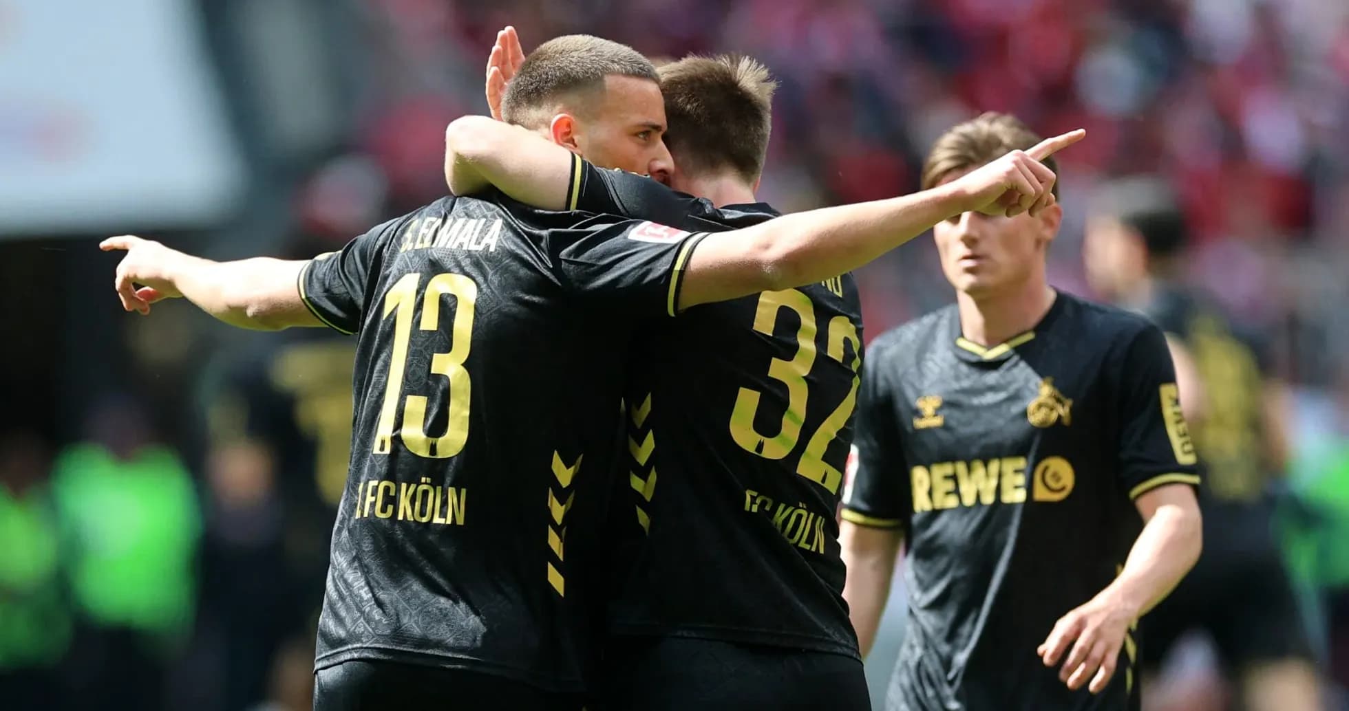 Jugadores del FC Köln celebrando un gol juntos