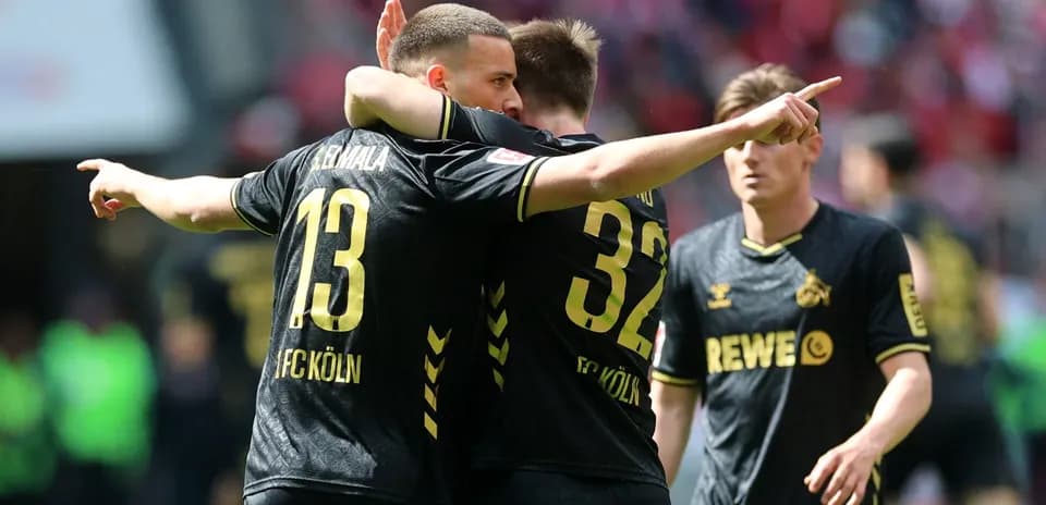 Jugadores del FC Köln celebrando un gol juntos