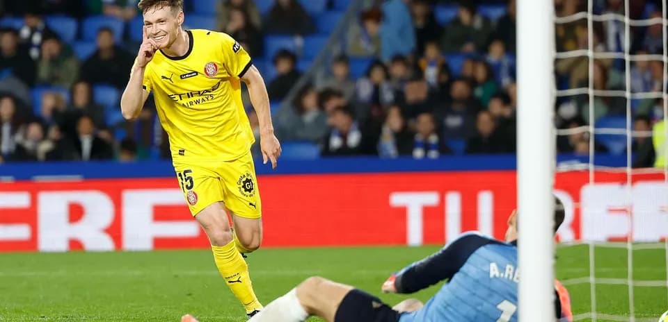 Jugador de Girona celebra un gol contra Real Sociedad