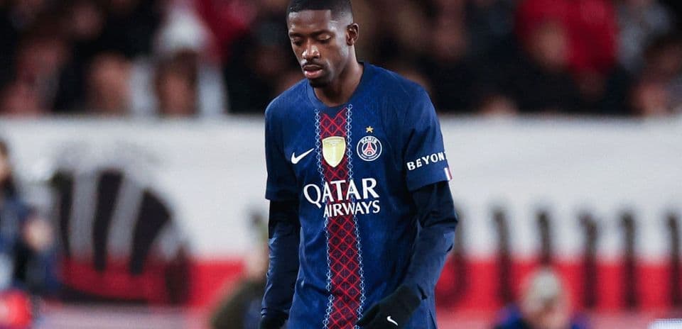 Jugador del PSG caminando en el campo de juego