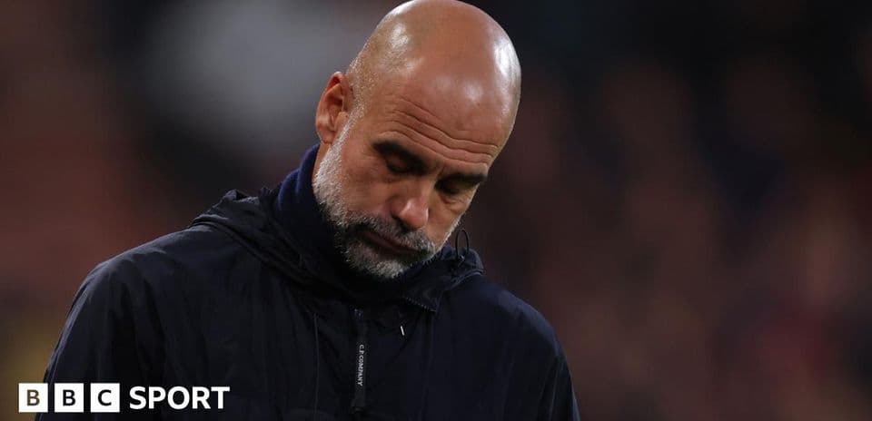 Entrenador con mirada pensativa en el banquillo