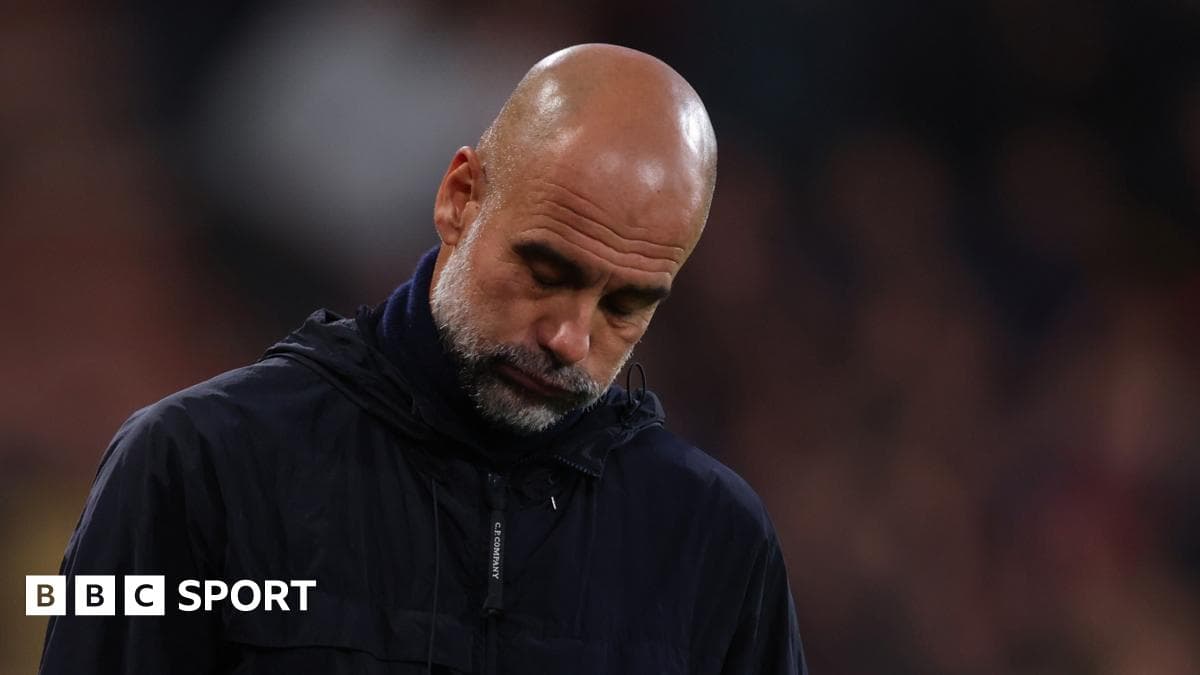 Entrenador con mirada pensativa en el banquillo