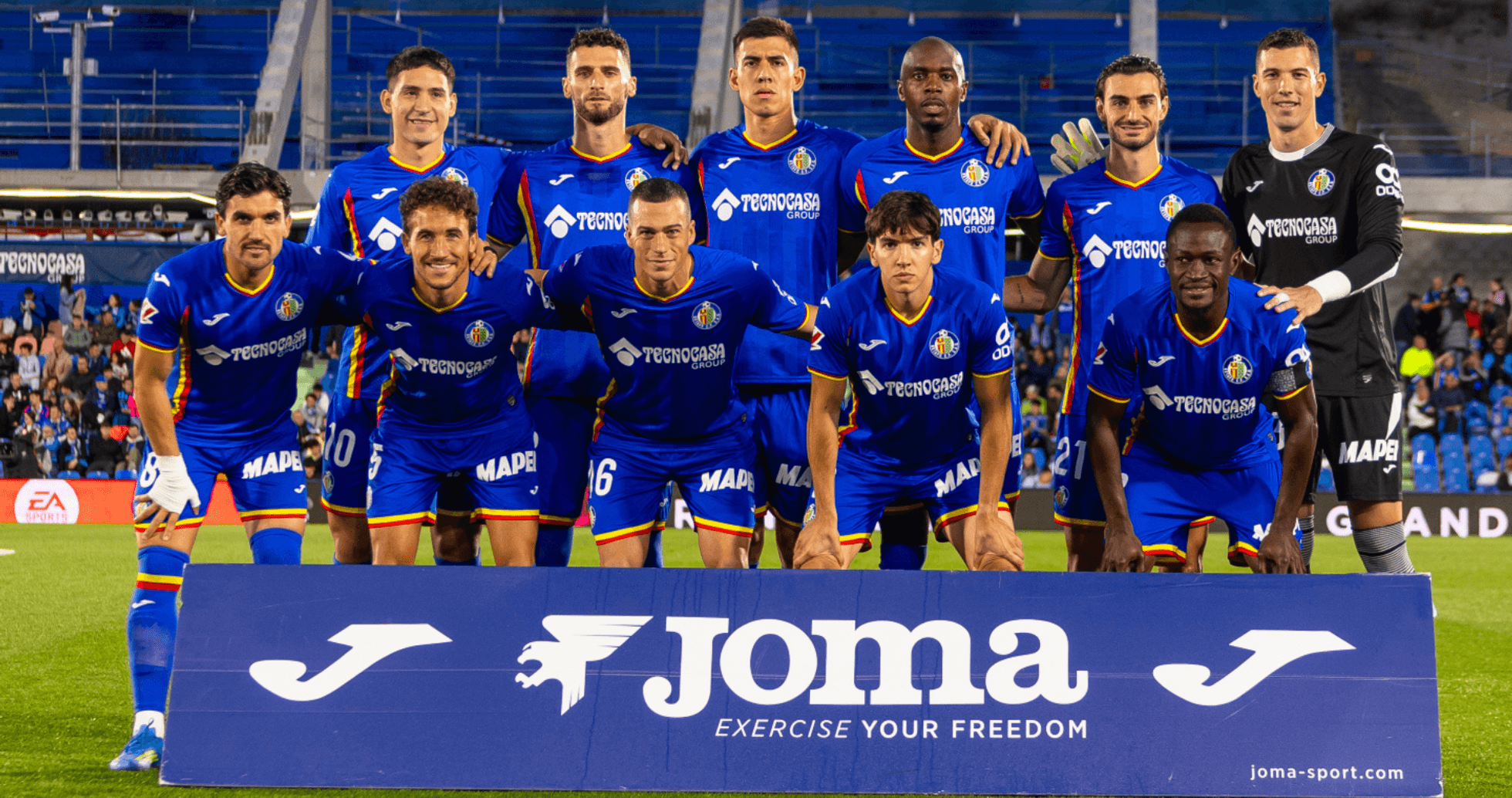 Equipo de Getafe posando en el estadio