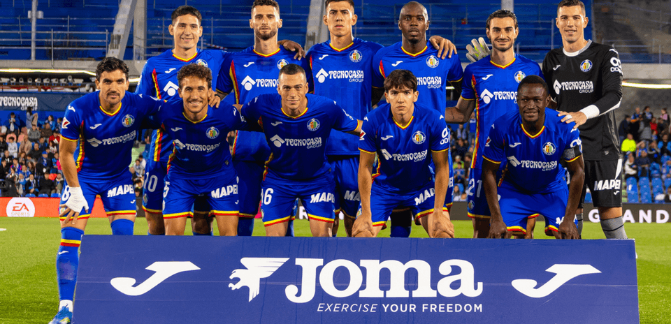 Equipo de Getafe posando en el estadio
