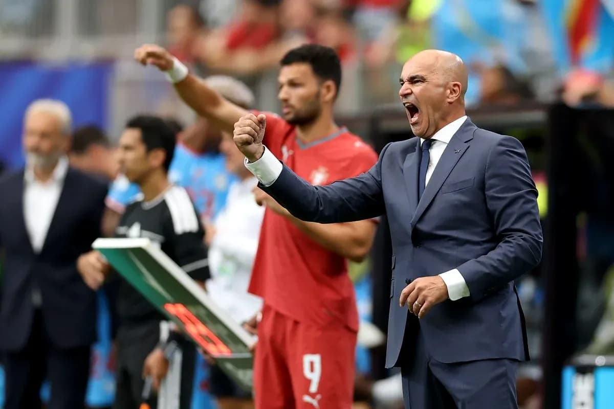 Entrenador dando instrucciones durante un partido