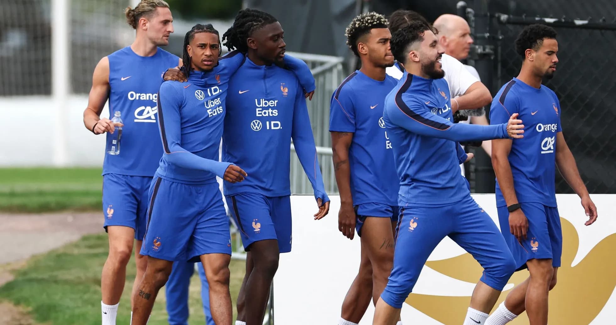 Jugadores de Francia caminando durante sesión de entrenamiento