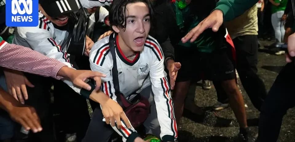 Joven con camiseta de México en celebración masiva