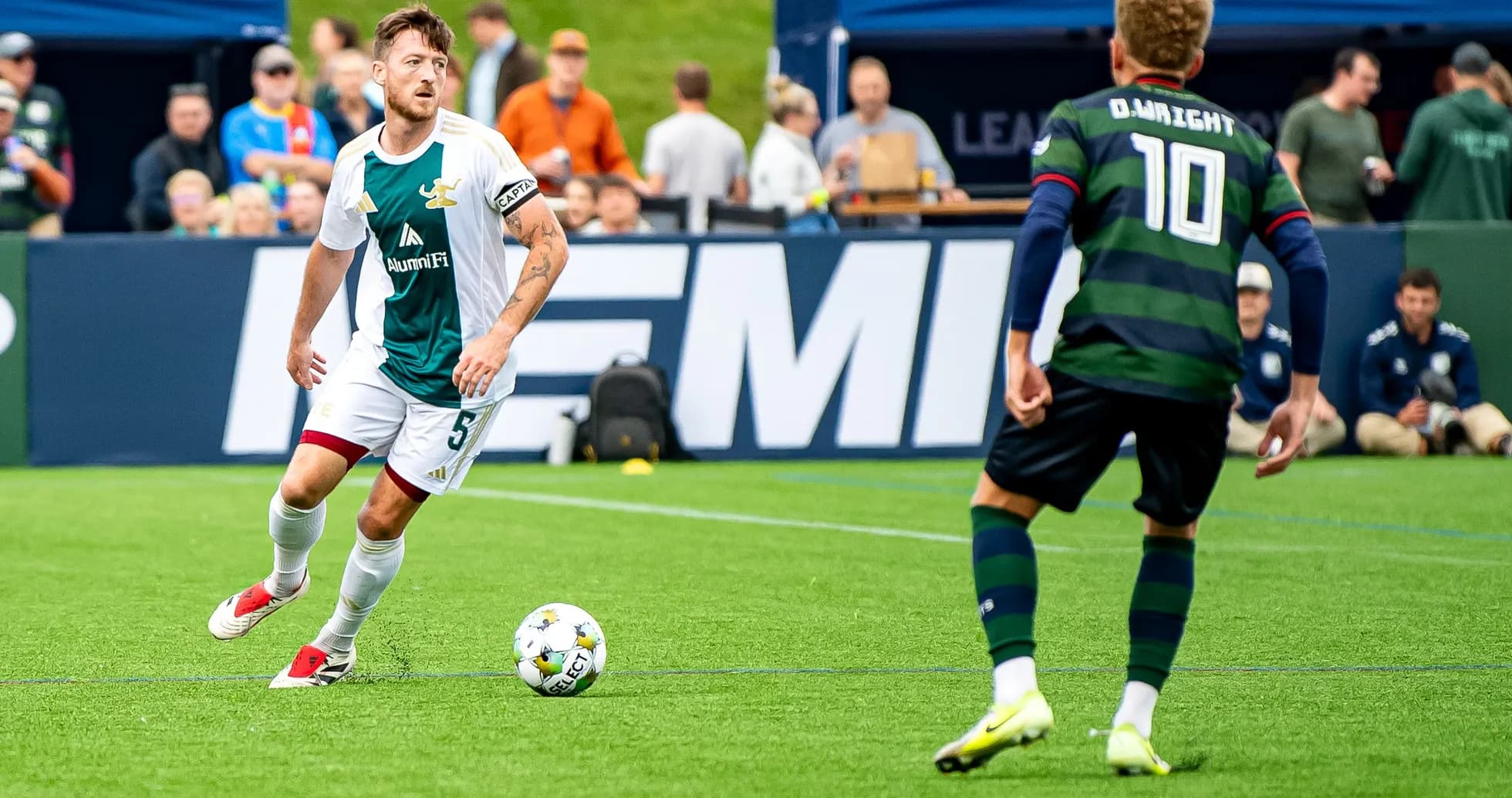 Jugador de Detroit City avanzando con el balón