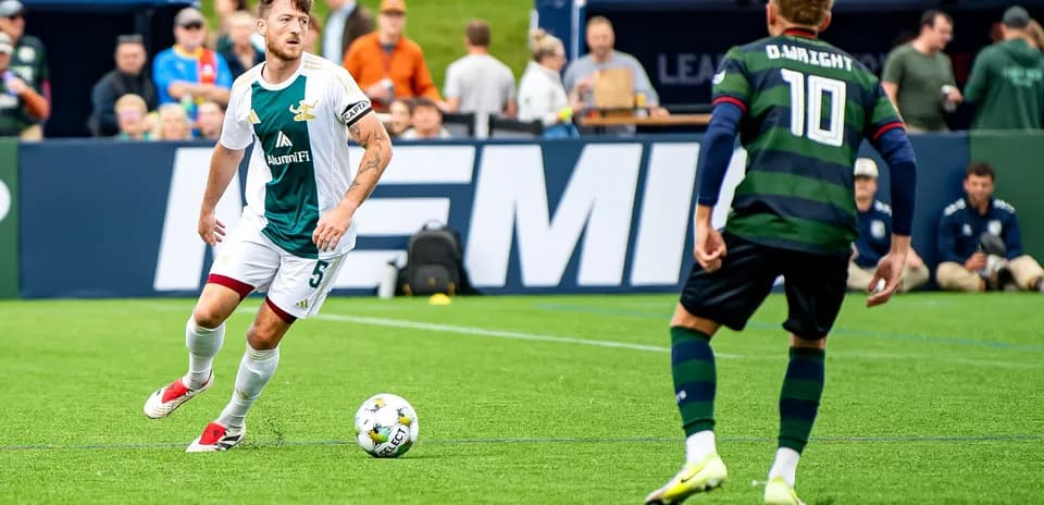 Jugador de Detroit City avanzando con el balón
