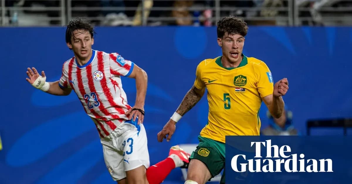 Jugadores de Paraguay y Australia corriendo tras el balón