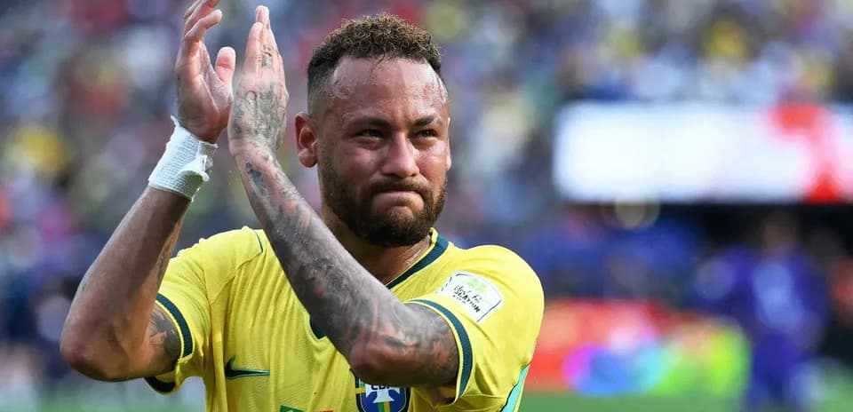 Jugador aplaudiendo en el campo de fútbol